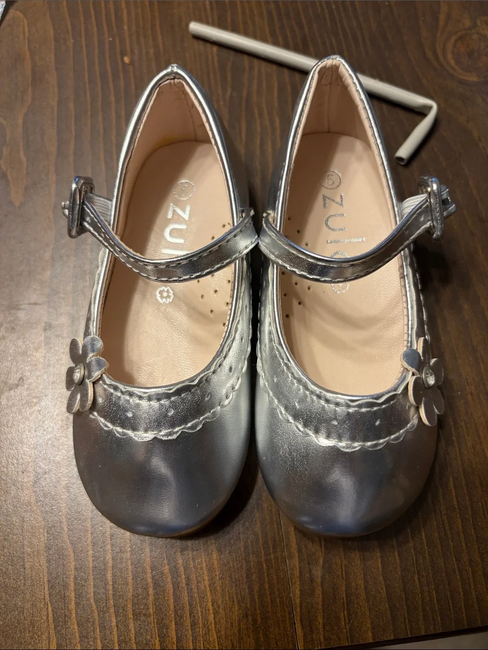 Girls' Metallic Silver Mary Jane Dress Shoes with Flower NEW Sz. 5